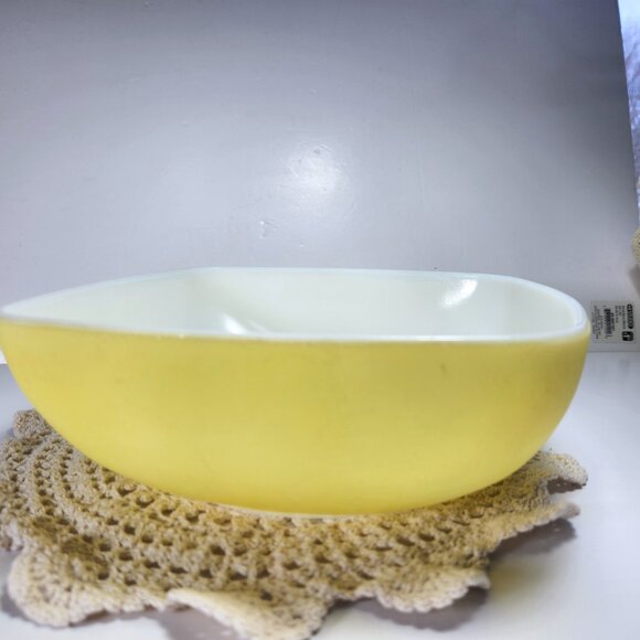 Pyrex Hostess Square Bowl Yellow Serving Dish Ovenware 2 1/2 Quart Vintage - Picture 7 of 11